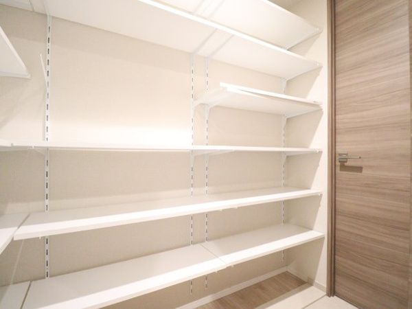 【トイレ】 | 【トイレ】白で統一いつされた清潔感のあるトイレ！
