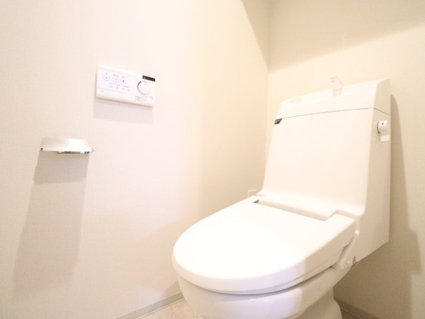 【独立洗面台】 | 【独立洗面台】三面鏡の裏には収納もあり小物など収納いただけます！