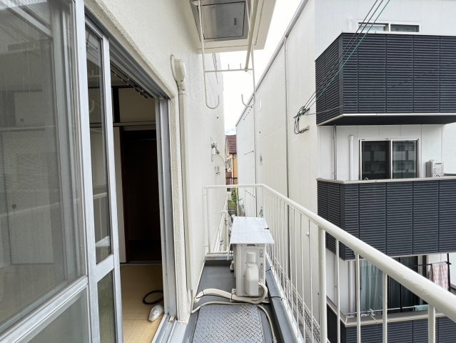 大紅ビルのバルコニー