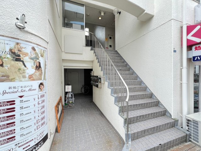 大紅ビルのエントランス