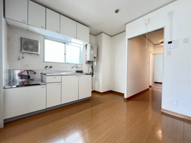 大紅ビルの居間・リビング