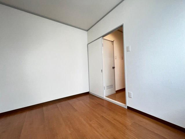 大紅ビルの洋室