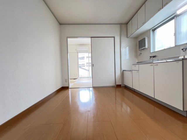 大紅ビルの居間・リビング