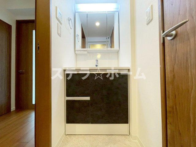 グリーンタウン茨木七番館の独立洗面台|独立洗面台、小物を置くことができて便利です