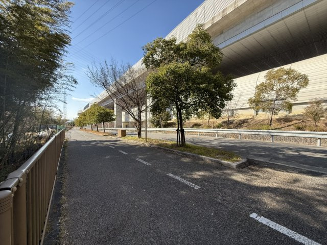 グラッドタウン　交野市東倉治の前面道路含む現地写真