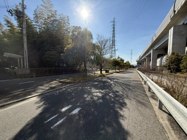 グラッドタウン　交野市東倉治の前面道路含む現地写真