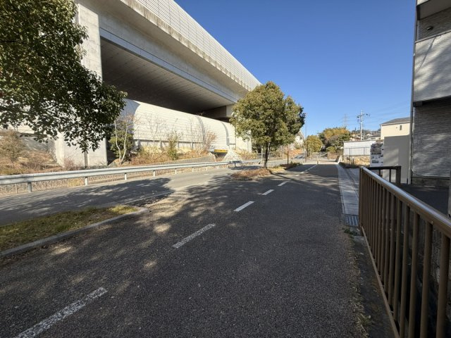 グラッドタウン　交野市東倉治の前面道路含む現地写真