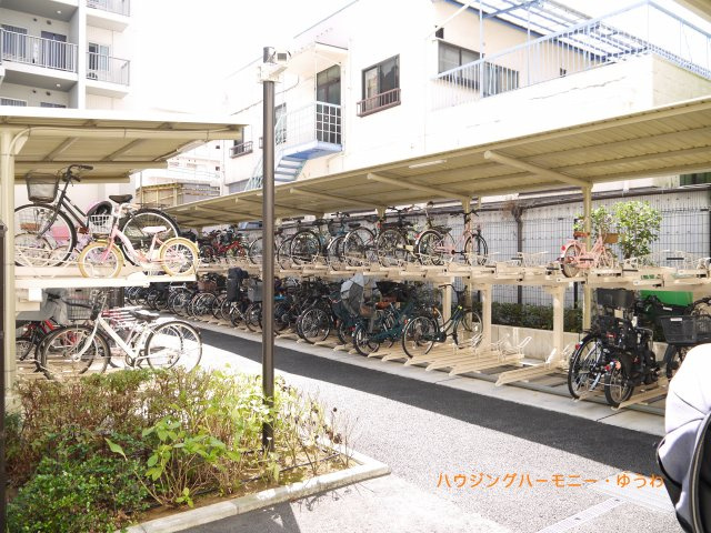 【駐輪場】 | アデニウム板橋浮間公園 | 屋根付きの駐輪場となっていますので、雨の日でも大切な自転車が濡れずに済みます。