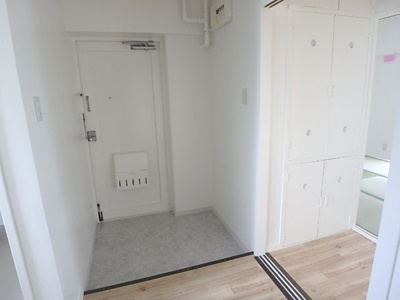 【玄関】 | ビレッジハウス青木2号棟 | 406室の写真（反転あり）