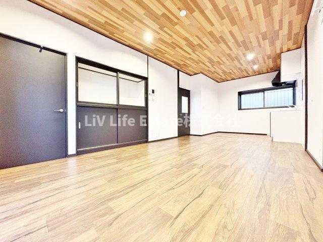 諏訪町貸家の居間・リビング