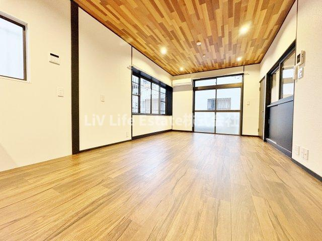 諏訪町貸家の居間・リビング