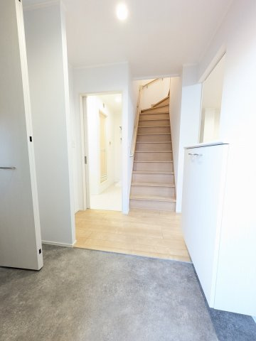 金沢区大道1丁目戸建Eの玄関