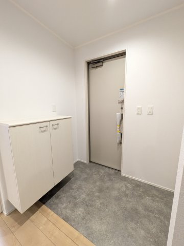 金沢区大道1丁目戸建Eの玄関