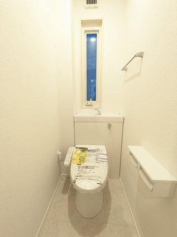 金沢区大道1丁目戸建Eのトイレ