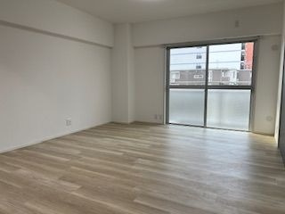 【居間・リビング】 | KBCマンション ユーハイム姪浜 | バルコニーに面した明るいLDKです。約11帖とコンパクトですが隣の部屋と繋げて広く使うこともできます