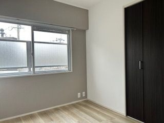 【洋室】 | KBCマンション ユーハイム姪浜 | 真ん中の洋室。窓があるので明るく風通しがしやすいです