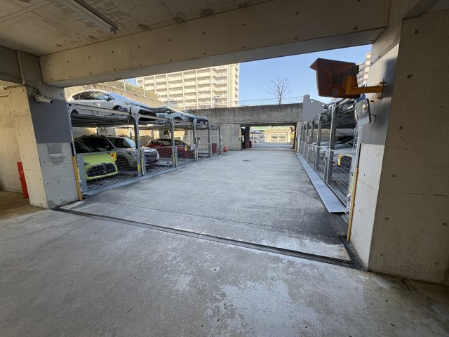 オーク・スクエア西神中央８番館の駐車場