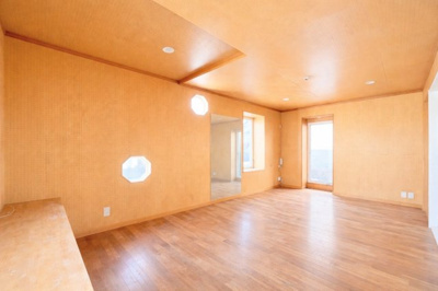 【洋室】 | ◆横浜市青葉区大場町中古住宅◆ | ◆室内はいつも明るい印象なので気持ちの良い朝を迎えられます。各部屋にはクローゼットを完備しており、収納が多いお家はすっきりして快適空間です。