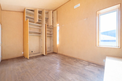 【洋室】 | ◆横浜市青葉区大場町中古住宅◆ | ◆気持ちの良い風が室内へ入り込む居室。家具を配置しても広々ご利用いただけます！！