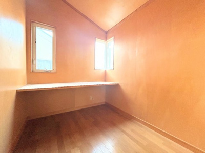 【洋室】 | ◆横浜市青葉区大場町中古住宅◆ | ◆室内はいつも明るい印象なので気持ちの良い朝を迎えられます。各部屋にはクローゼットを完備しており、収納が多いお家はすっきりして快適空間です。