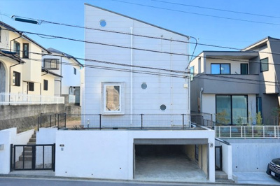 【外観】 | ◆横浜市青葉区大場町中古住宅◆ | ◆堂々たる趣ながら、主張し過ぎずどこか余裕を感じさせるシャープなフォルムで佇む邸宅は、晴天の空と照らし合わせる事で、本来あるべき完成形の姿を見せてくれます。

