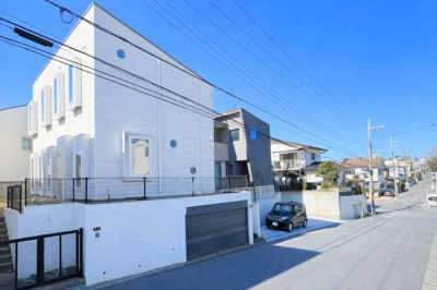 【前面道路含む現地写真】 | ◆横浜市青葉区大場町中古住宅◆ | ◆一戸建てを中心とした街並みが整然と続き、周辺は高い建物が建っていないので、緑の多い閑静な趣を感じる環境です。街並みや周辺環境も重要なポイントです！！