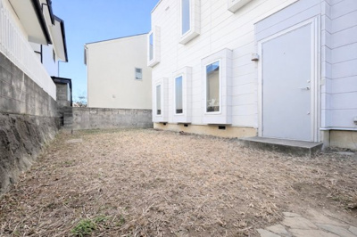 【庭】 | ◆横浜市青葉区大場町中古住宅◆ | ◆お手入れのしやすいちょうどよいサイズ感のお庭付き。植栽や家庭菜園等多目的にご利用いただけるプライベート空間。