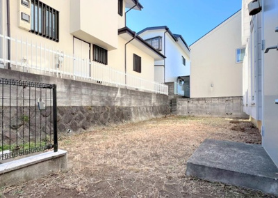 【庭】 | ◆横浜市青葉区大場町中古住宅◆ | ◆陽あたりの取れた大きなお庭が本物件の特徴です。ウッドデッキやタイルテラス等、ライフスタイルに合わせて可変可能なため、夢が膨らみますね。