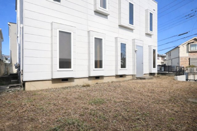 【庭】 | ◆横浜市青葉区大場町中古住宅◆ | ◆陽あたりの取れた大きなお庭が本物件の特徴です。ウッドデッキやタイルテラス等、ライフスタイルに合わせて可変可能なため、夢が膨らみますね。