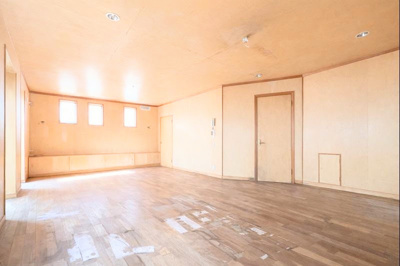 【居間・リビング】 | ◆横浜市青葉区大場町中古住宅◆ | ◆家族で食卓を囲むダイニングスペースと、ソファでゆったりくつろぐリビングスペースがしっかり区切られているので家具の配置や用途を使いわけしやすいです。