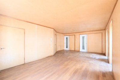 【居間・リビング】 | ◆横浜市青葉区大場町中古住宅◆ | ◆柔らかな色合いのフローリングと清潔感のあふれる白のクロスが明るい空間を創り出しているリビングダイニング。家族の集まる憩いの場にふさわしいです。