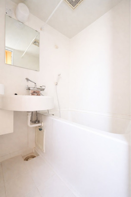 【浴室】 | ◆横浜市青葉区大場町中古住宅◆ | すっきりとした清潔感の中に都会的なセンスが感じられ、心身をリフレッシュできる寛ぎを深めてくれるスペースです。