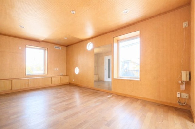 【洋室】 | ◆横浜市青葉区大場町中古住宅◆ | ◆柔らかい陽光が差し込む明るいお部屋を演出する設計。彩光の取れる窓が気持ちの良いお部屋を創り上げます。