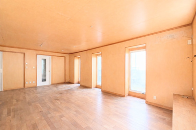 【洋室】 | ◆横浜市青葉区大場町中古住宅◆ | ◆二面採光で、陽差しを長時間受ける事が出来る暖かい室内です。もちろんペアガラスなので、遮音性にも優れ、結露も発生しにくい構造。サッシ周りのカビが発生しにくくなります。