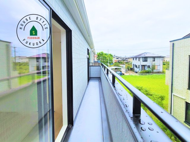 福岡市南区鶴田4丁目第10-1棟（1号棟）の外観：施工例|バルコニーに自分のこだわりをもたせる。120％自由自在のバルコニー。もちろんお洗濯物を干す、ゴミを一時保管するなどもおまかせください。バルコニーを多目的スペースとして考えてみましょう。