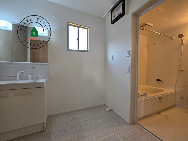 糟屋郡志免町志免2丁目第7-1棟（1号棟）の内観：施工例|ゆとりの洗面スペースで朝の身支度もスムーズに。暮らしを快適に変えるシャワー付洗面台です！