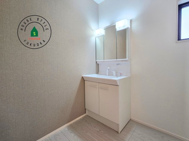 糟屋郡志免町志免2丁目第7-1棟（1号棟）の内観：施工例|毎日使うものだから清潔な空間を保ちたい水回り。洗面にはそんな願いを解消させてくれる収納アイデアが満載です。三面鏡の裏側にはキャビネットが現れ小物から背の高い物まで収納できます。