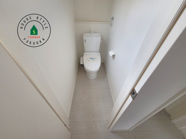 糟屋郡志免町志免2丁目第7-1棟（1号棟）の内観：施工例|温水洗浄便座を完備しております。2ヶ所にトイレがあるのは朝の慌ただしい時間も安心です。