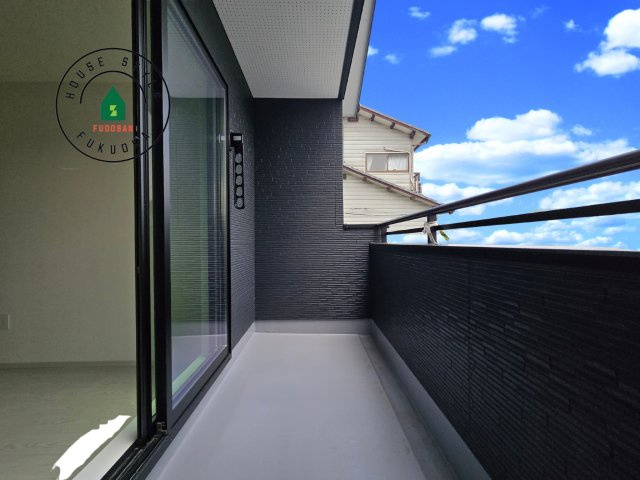 糟屋郡志免町志免2丁目第7-1棟（1号棟）の外観：施工例|風をしっかりと感じられるバルコニーでは、毎日が洗濯日和です。広々としているので洗濯も楽しくなるでしょうし、気分転換にバルコニーからの眺めを楽しむのもいいでしょう。