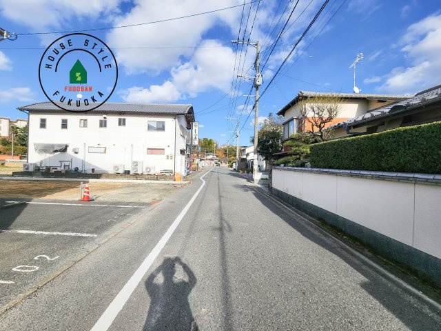 糟屋郡志免町志免2丁目第7-1棟（1号棟）の前面道路含む現地写真|前面道路は閑静な住宅地をはしる車通りの少ない道路。お車の出し入れが苦手なママや小さなお子様にも安心ですね。しっかり舗装もされているので、ベビーカーや自転車で通っても快適に通行できます。