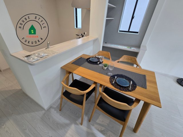 糟屋郡志免町志免2丁目第7-1棟（1号棟）の内観：施工例|ダイニングテーブルへの配膳がラクラク、お料理はかどるカウンター付きシステムキッチン！