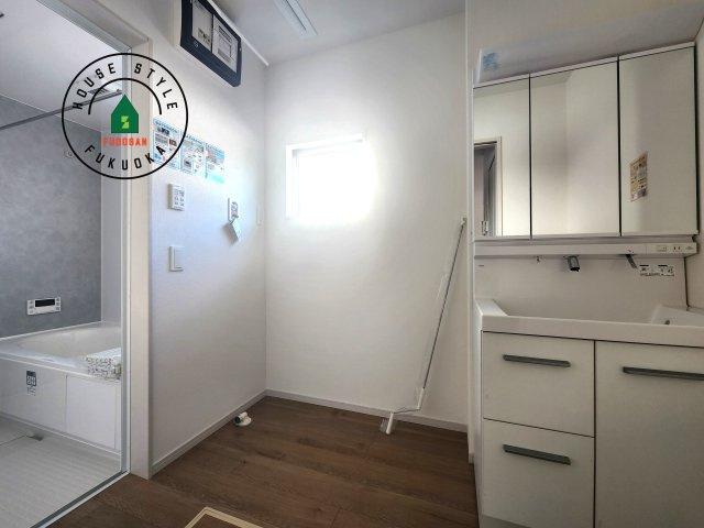 糟屋郡須恵町大字旅石第28-2棟（2号棟）の脱衣所|ゆとりの洗面スペースで朝の身支度もスムーズに。暮らしを快適に変えるシャワー付洗面台です！