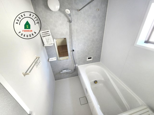 糟屋郡須恵町大字旅石第28-2棟（2号棟）の浴室|1日の疲れを癒してくれる広々バスルーム。雨の日のお洗濯にも大活躍な浴室乾燥機付です！