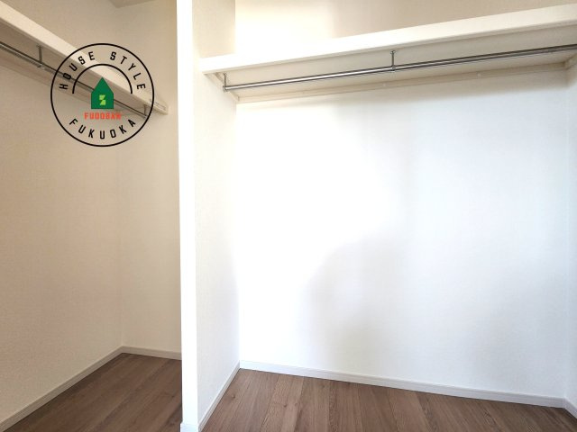 糟屋郡須恵町大字旅石第28-2棟（2号棟）の収納|洋服や大きな荷物が多い方や人数の多いご家族などは、一般的なクローゼットよりもウォークインクローゼットのほうが使い勝手が良いです。