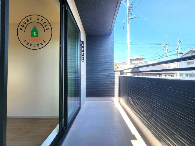 糟屋郡須恵町大字旅石第28-2棟（2号棟）のバルコニー|風をしっかりと感じられるバルコニーでは、毎日が洗濯日和です。広々としているので洗濯も楽しくなるでしょうし、気分転換にバルコニーからの眺めを楽しむのもいいでしょう。