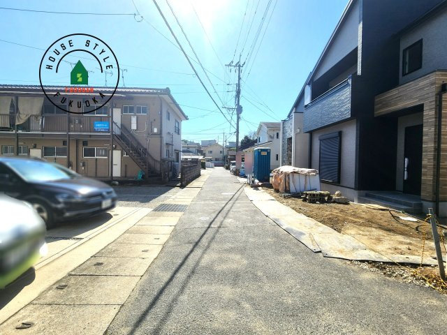 糟屋郡須恵町大字旅石第28-2棟（2号棟）の前面道路含む現地写真|前面道路は閑静な住宅地をはしる車通りの少ない道路。お車の出し入れが苦手なママや小さなお子様にも安心ですね。しっかり舗装もされているので、ベビーカーや自転車で通っても快適に通行できます。