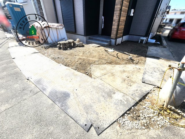 糟屋郡須恵町大字旅石第28-2棟（2号棟）の駐車場|広々した駐車場になります。3台並列駐車となります。