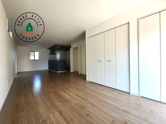 糟屋郡須恵町大字旅石第28-2棟（2号棟）の居間・リビング|ご家族を近くに感じられる対面キッチンのLDK。会話もはずみそうですね。