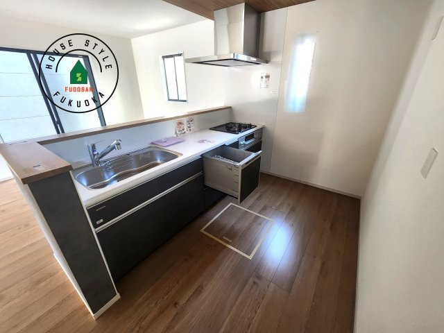 糟屋郡須恵町大字旅石第28-2棟（2号棟）のキッチン|ダイニングテーブルへの配膳がラクラク、お料理はかどるカウンター付きシステムキッチン！