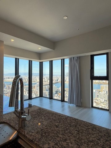 【居間・リビング】 | ザ・パークハウス大阪梅田タワー | キッチンに立ちながら眺望を楽しむことができます(^^)/